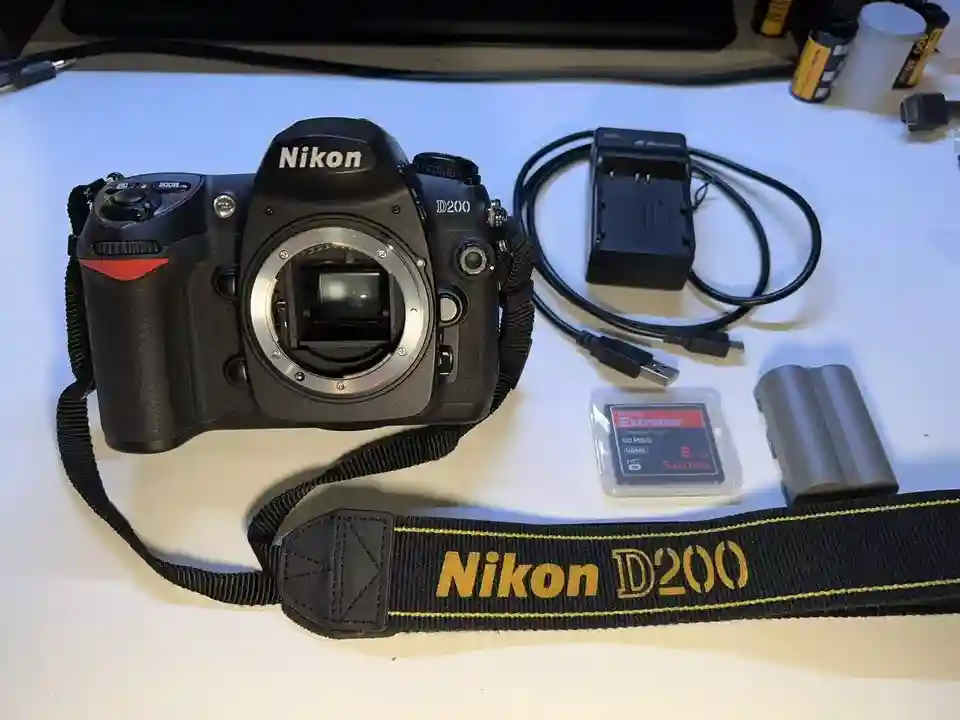 New Listing*MINT+++* Nikon D200 10.2 MP Digital SLR Camera - Black (Body Only) S.C：3700