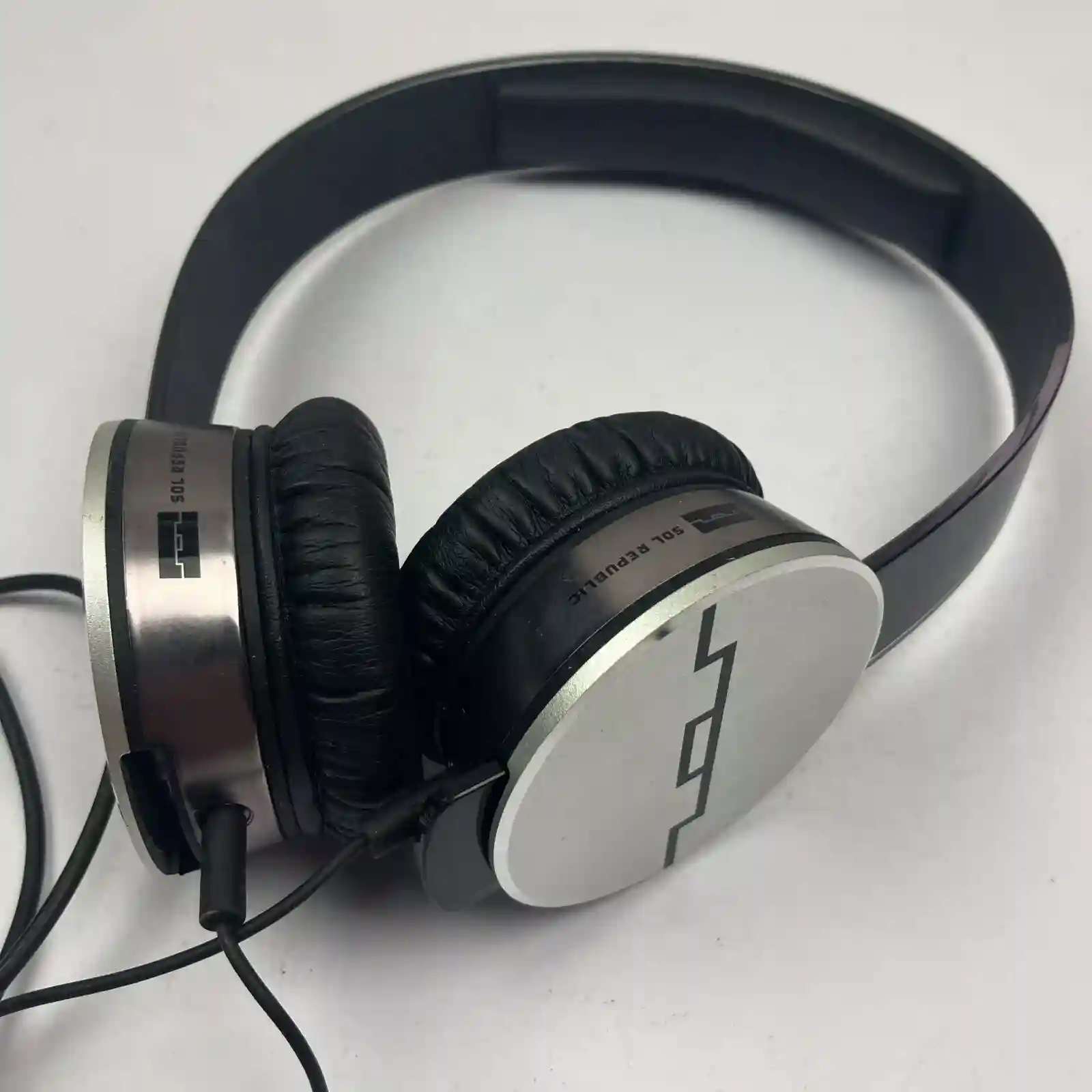 New ListingSOL REPUBLIC Tracks HD On-Ear Headphones Great Bass!