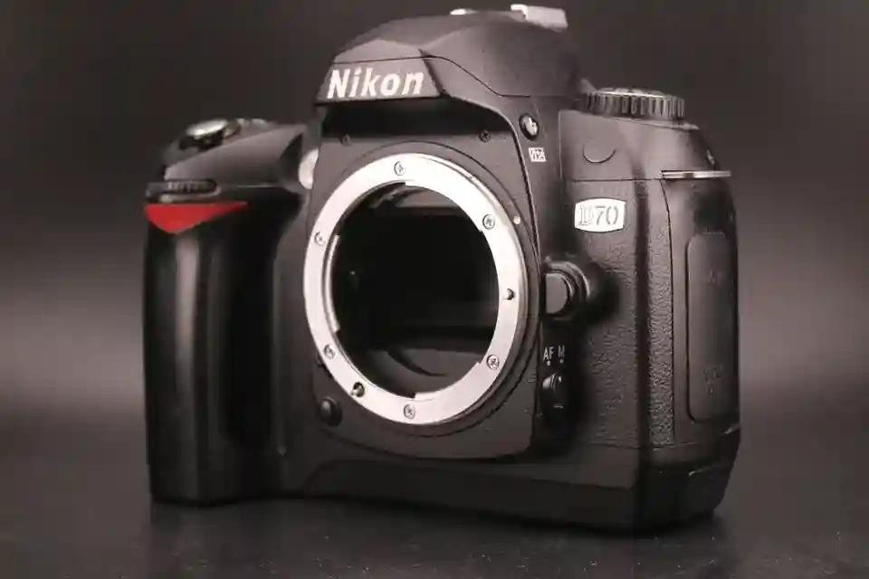 New Listing[Near MINT] Nikon D D70 6.1MP Digital SLR Camera Body From JAPAN