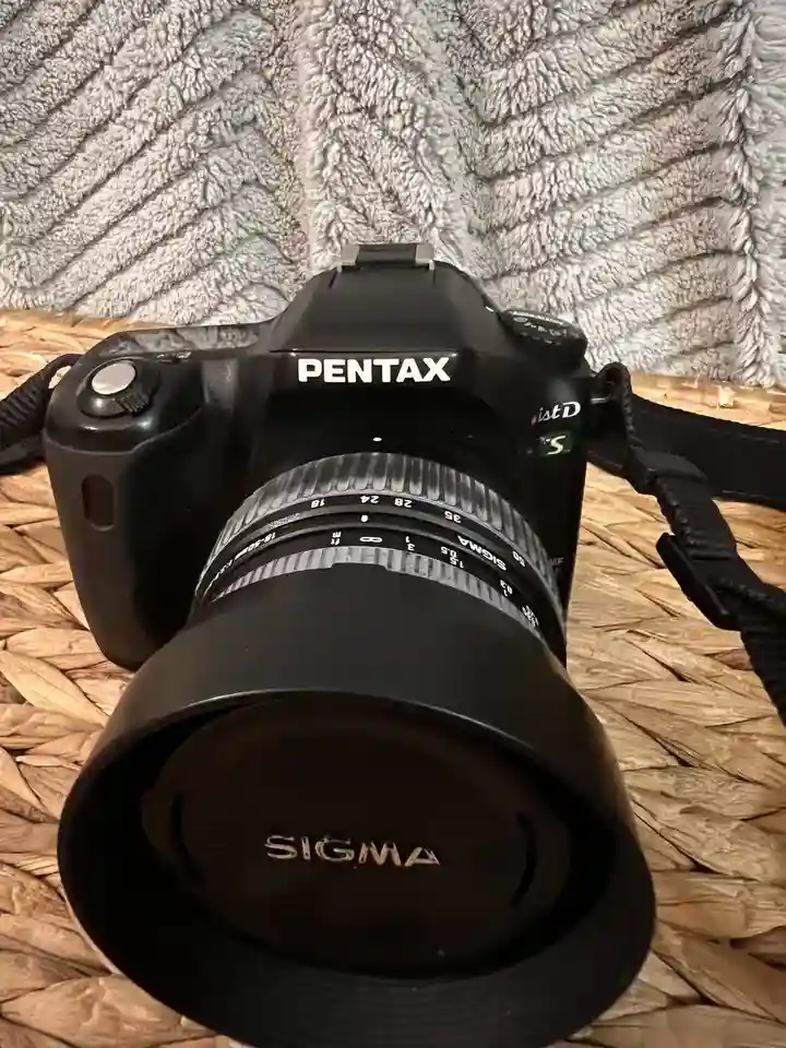 New ListingPENTAX IST DS2 6MP Digital DSLR Camera Kit W 18-50mm Lens AND 100-300mm Lens Bag