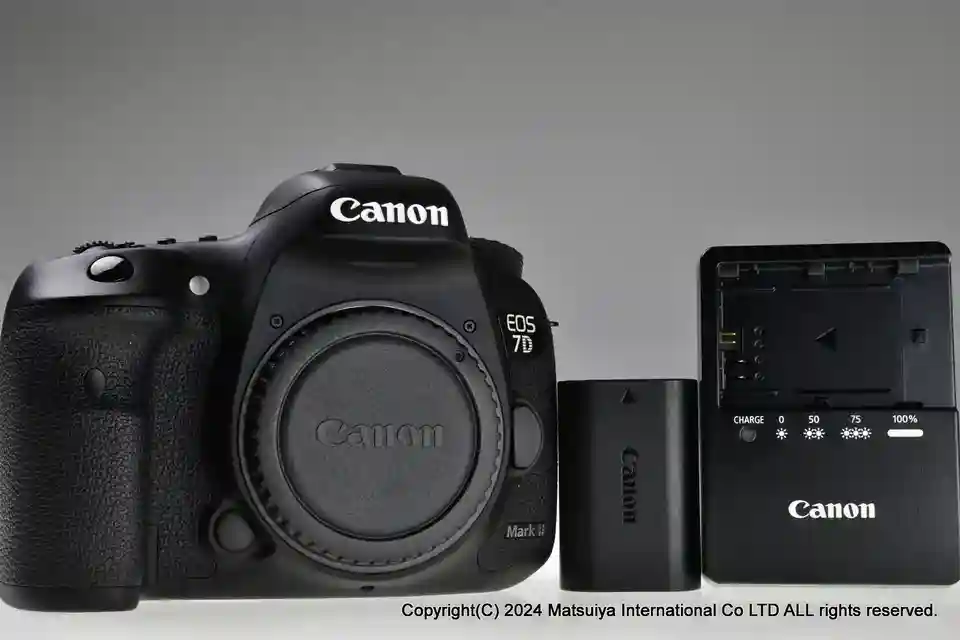 Near MINT Canon EOS 7D Mark II 20.2MP Digital Camera Body Shutter Count 8512