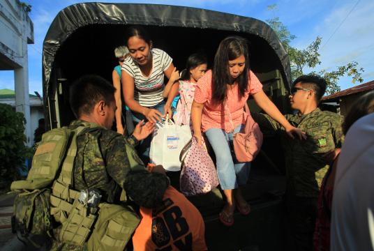 ဖိလစ်ပိုင်ကို နီးကပ်လာသည့် တိုင်ဖွန်းမုန်တိုင်း မန်-ယီ ကြောင့်...