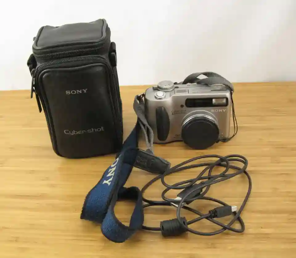 New ListingSony Cyber-Shot Digital Camera Model DSC-S75 with 2 batteries Case Untested