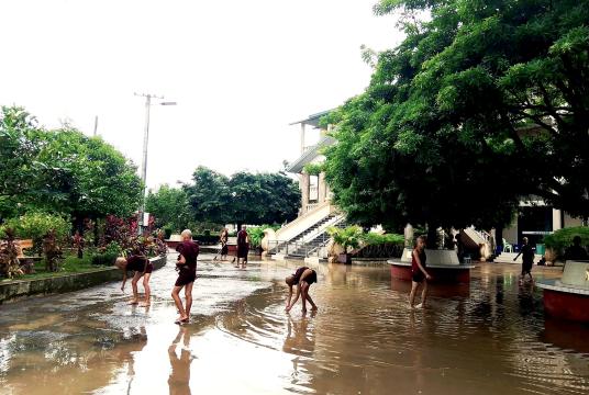 ပဲခူးမြစ်ရေ အနည်းငယ် ကျဆင်းလာသော်လည်း စိုးရိမ်ရေမှတ်အထက်တွင်...