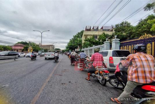 ဓာတ်ဆီတစ်လီတာ ကျပ် ၁၀၀ ကျော် မြင့်တက်လာပြီး ရန်ကုန်နှင့်...