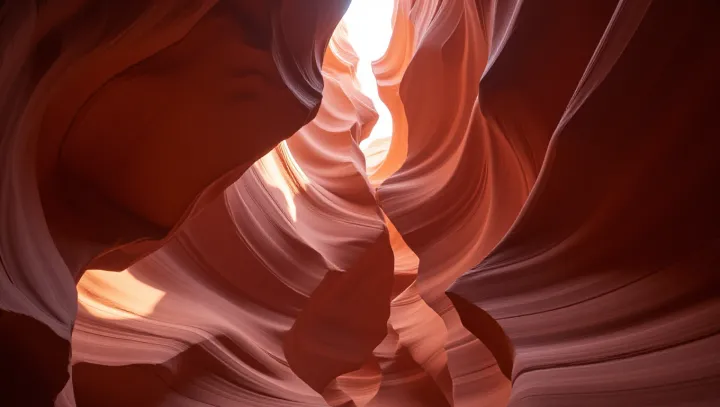 Antelope Canyon: การเต้นรําของแสงและเงา