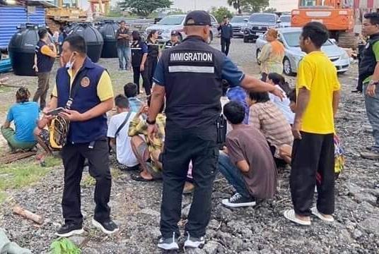 ထိုင်းနိုင်ငံတွင် မြန်မာလုပ်သားများအပါအဝင် တရားမဝင်အလုပ်သမား ၃၀၀...