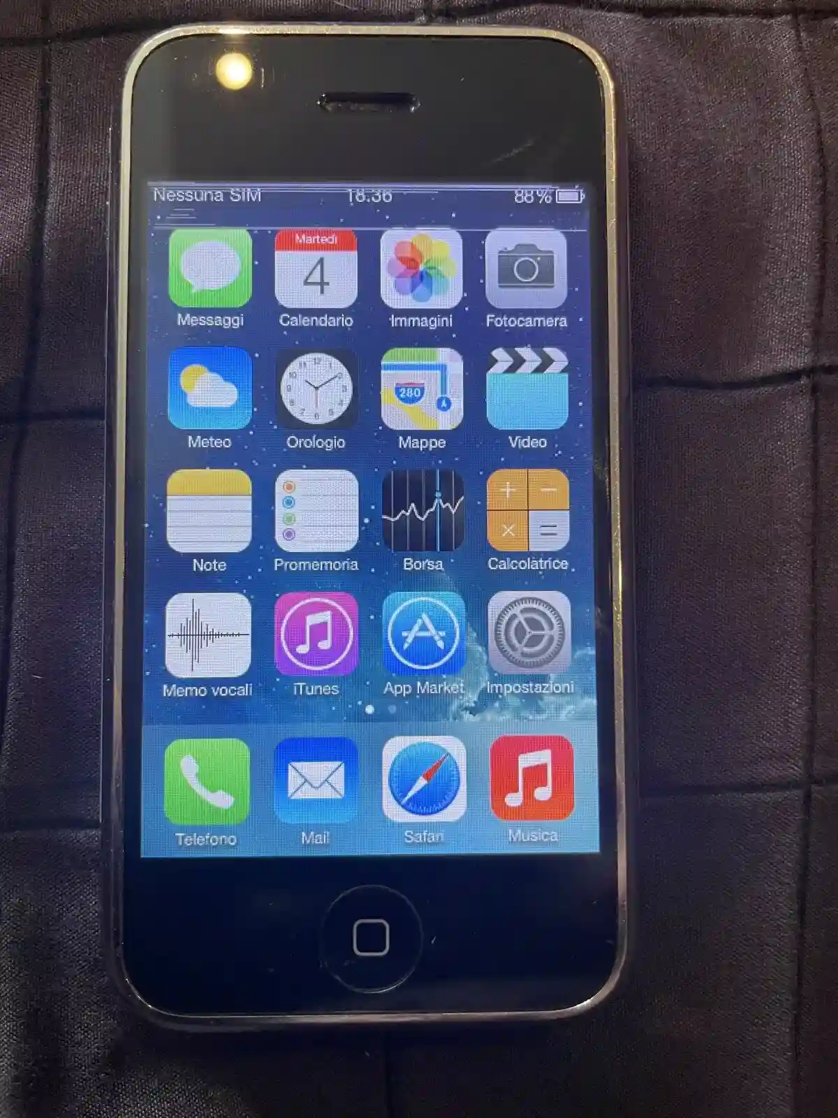 Apple iPhone 2g 1st Generation 8GB Black Unlocked Great Condition 2 Gray Lines
