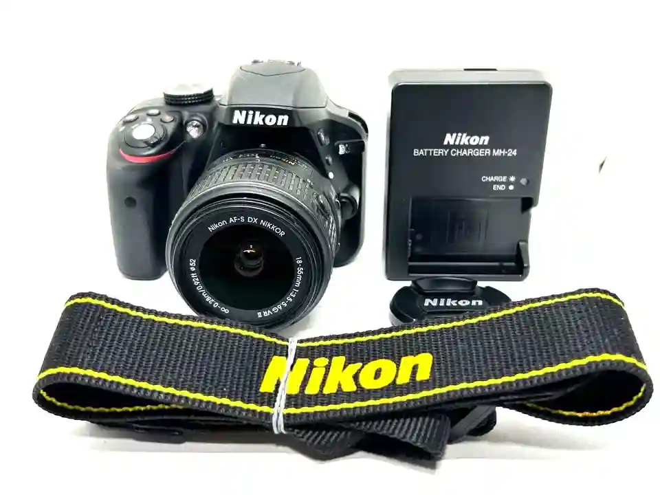 "[MINT Shutter count 2032] Nikon D3300 DSLR Camera w/ AF-S 18-55mm II From JAPAN