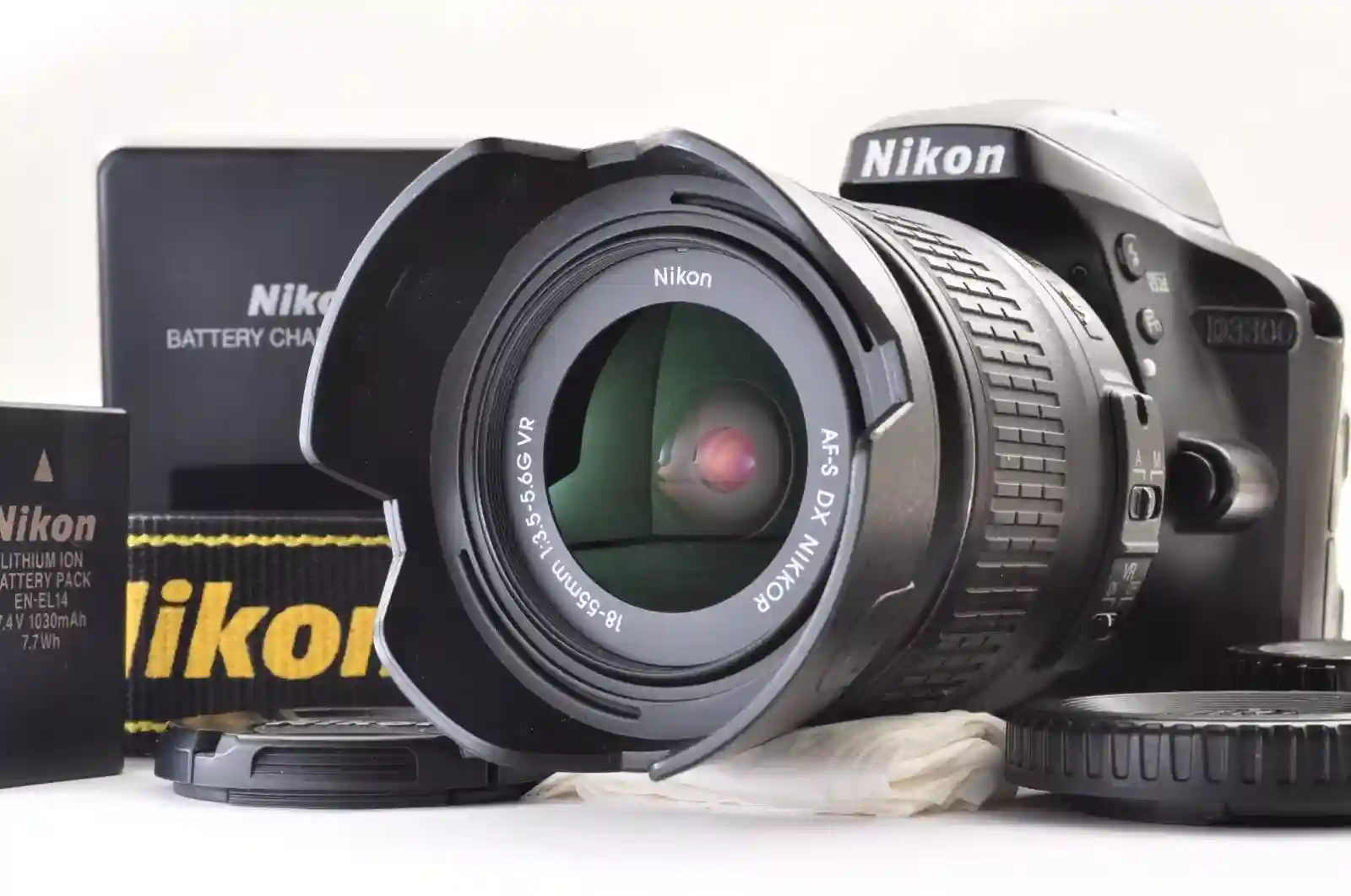 Nikon D3300 24.2MP /with Nikon AF-S DX NIKKOR 18-55mm 3.5-5.6G DX VRⅡ From Japan