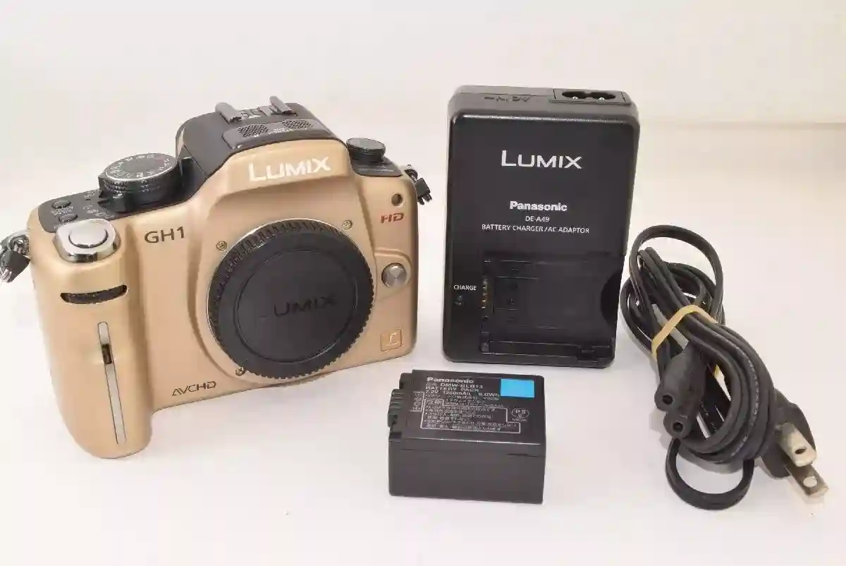 New ListingPANASONIC LUMIX DMC-GH1 (Comfort Gold) 12.1 MP Mirrorless SLR Camera JAPAN