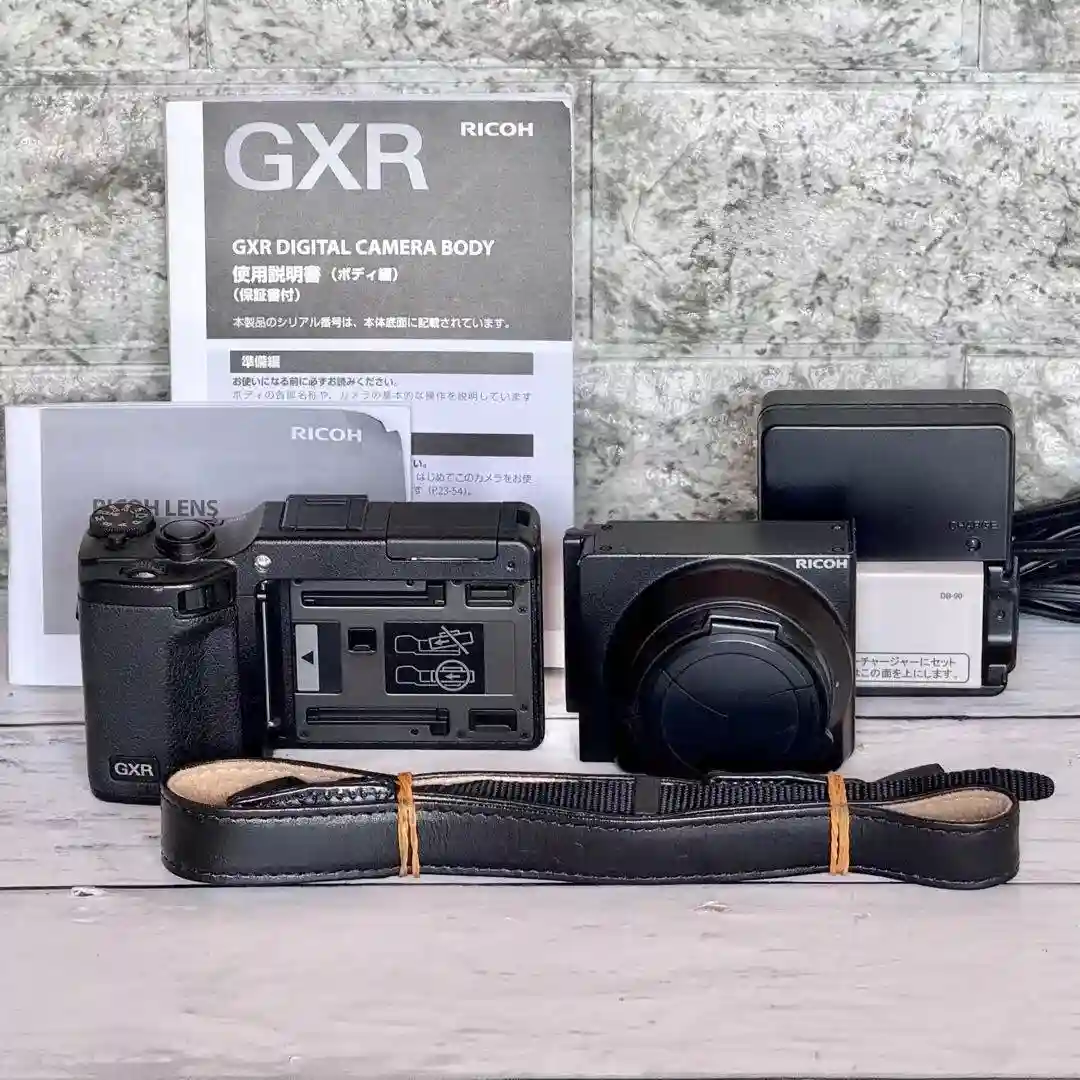 New ListingRICOH GXR 10.0MP Digital Camera with P10 28-300mm F3.5-5.6 VC Lens JAPAN