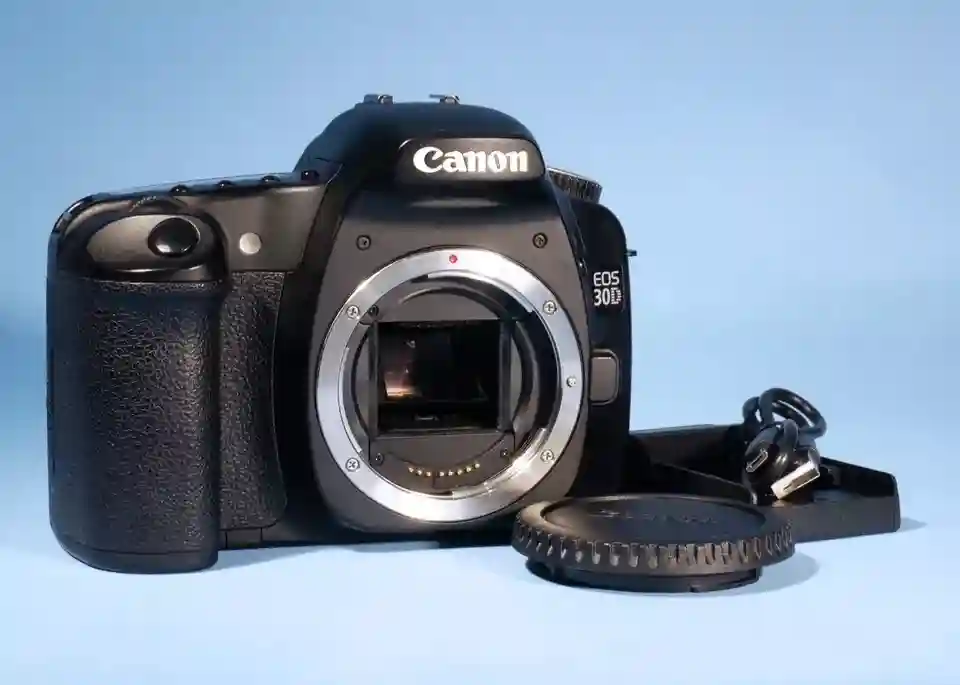 Canon EOS 30D 8.2 MP Digital Camera ** Fully Working