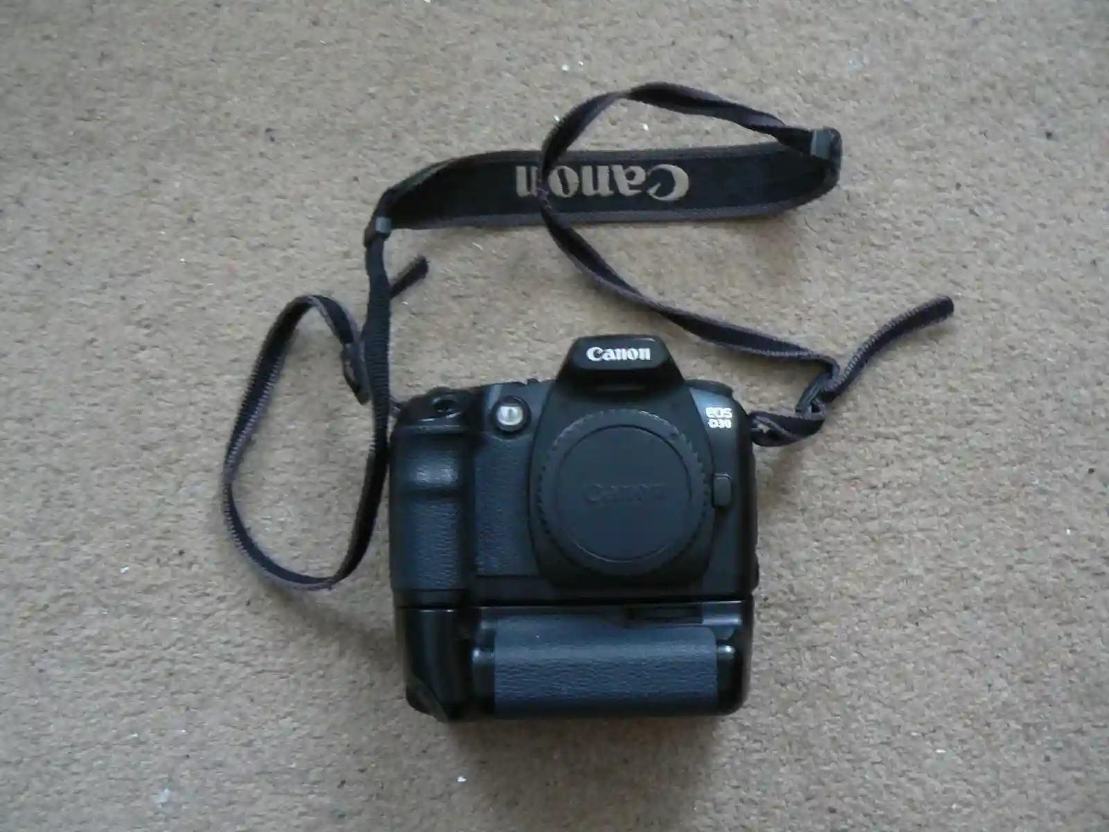 Canon EOS D30 DSLR camera and BG-ED3 Battery Grip and strap - untested,a/f....