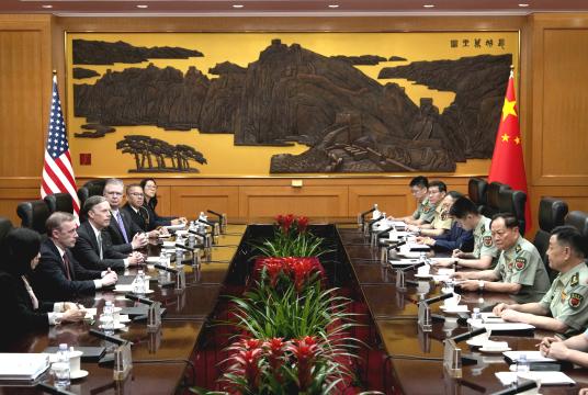 တရုတ်စစ်တပ်၏ အဆင့်မြင့်တာဝန်ရှိသူတစ်ဦးနှင့် တွေ့ဆုံစဉ်...
