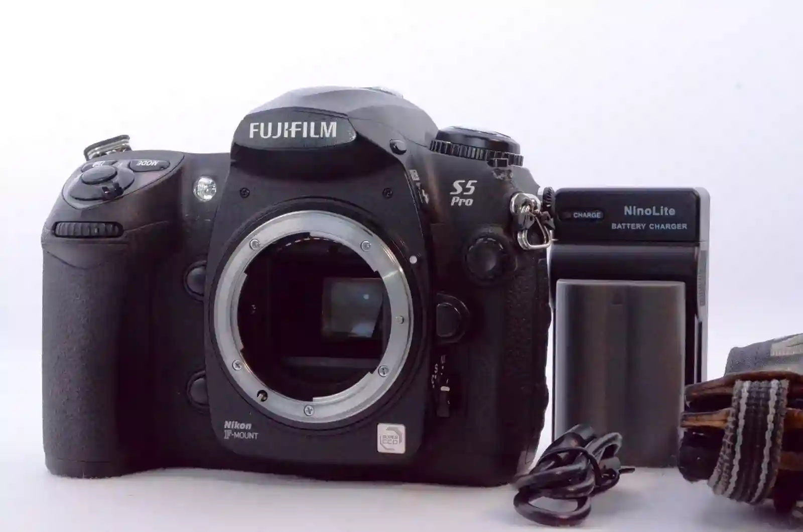 "Near Mint" Fujifilm FinePix S5 PRO 12.34MP Digital SLR Camera for Nikon F 527C