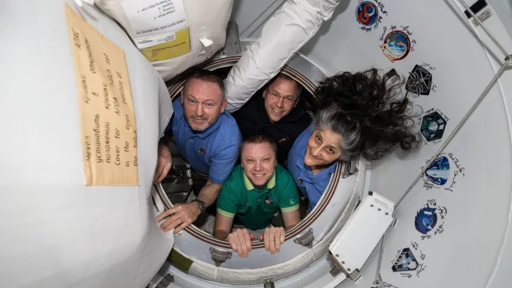ความคุ้มครองสด: กระบวนการปลดการเชื่อมต่อ SpaceX Crew-9